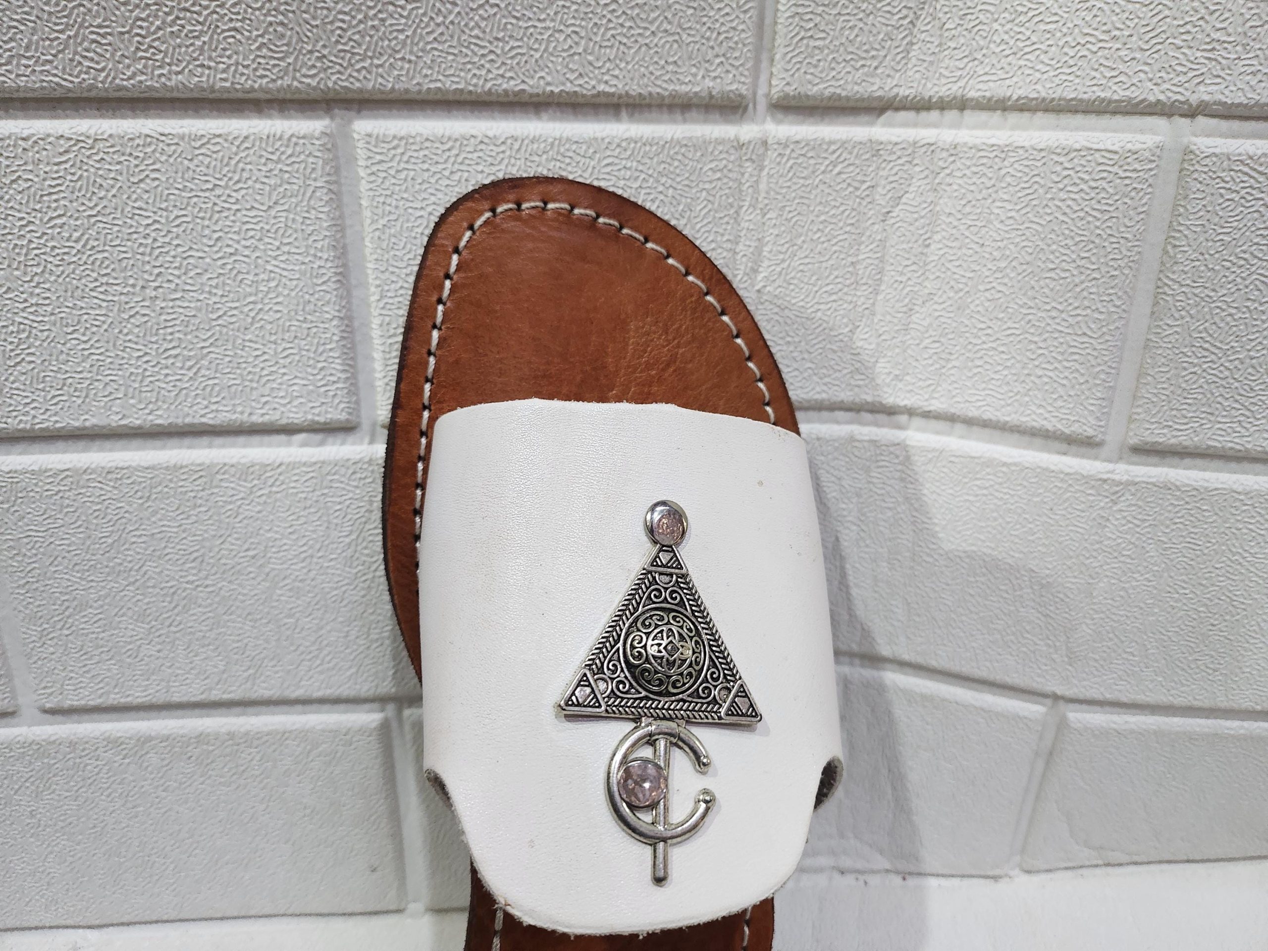 Handmade Moroccan White Leather Sandals – Silver Triangle Decor – Boho Flat Slippers For Women – Comfortable Ethnic Summer Slides – Ar